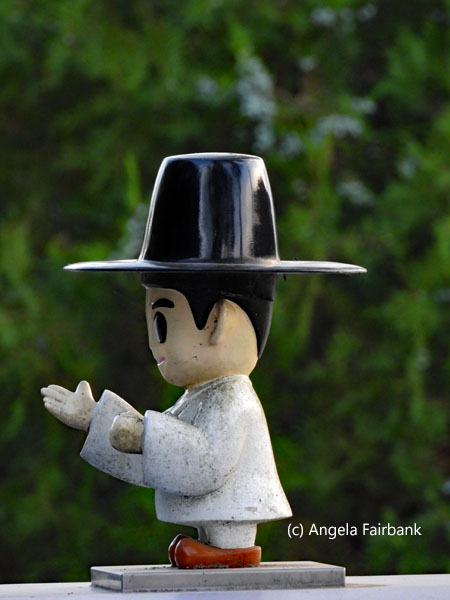 statue in hanbok