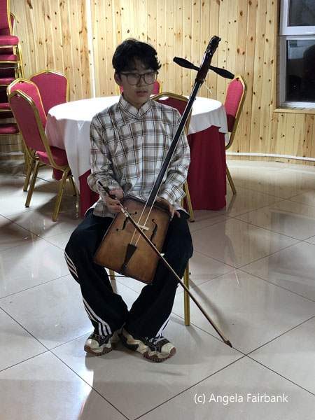 horsehead fiddle player