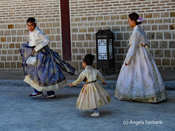 woemn and girl in hanbok