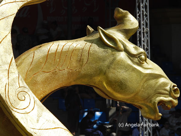 golden horse statue