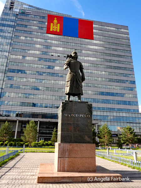 marco polo statue