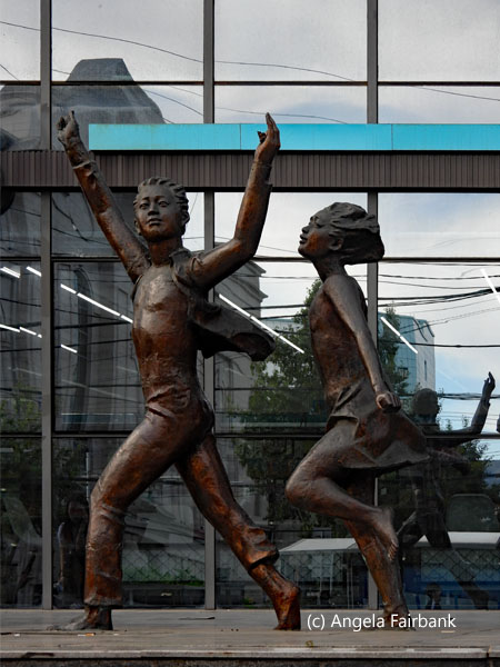 running children statue