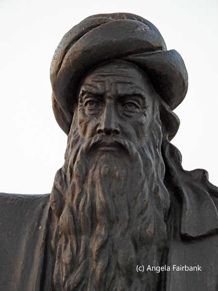 statue at independence monument