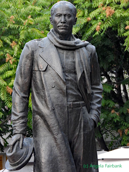 statue with hat in hand