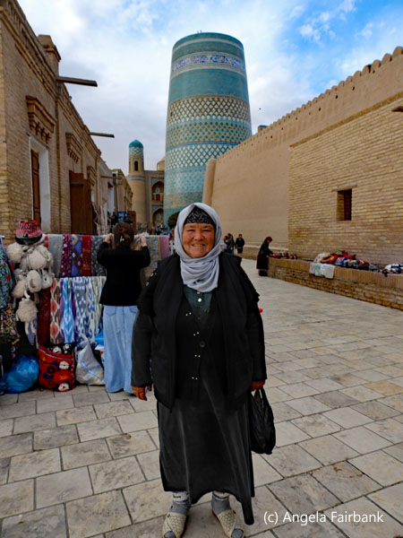 gold-dentured vendor in front of minarett