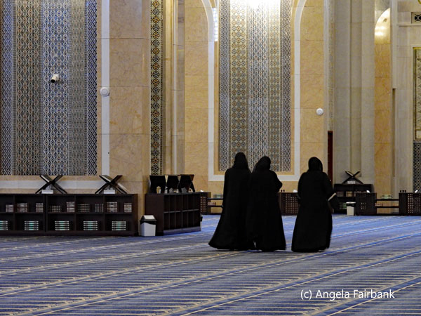 3 ladies in grand mosque