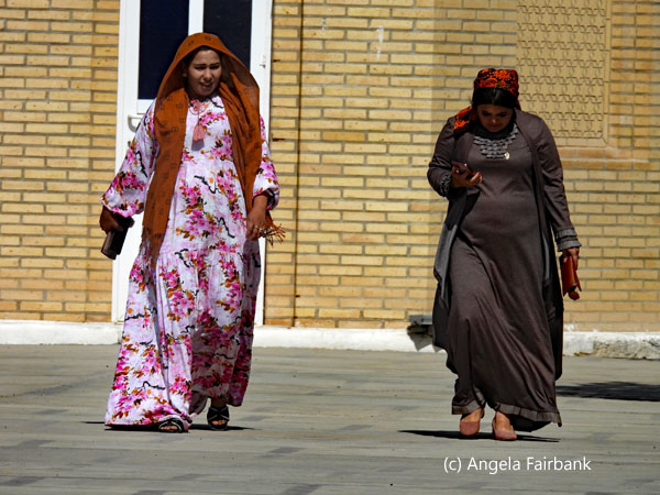 2 older women crossing square at Askhabs