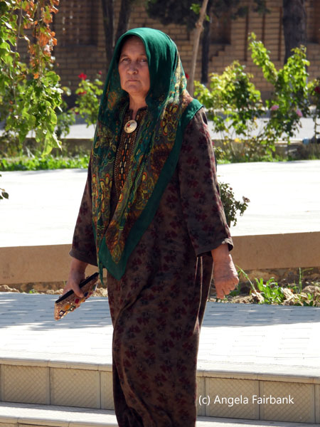 woman crossing square at Askhabs
