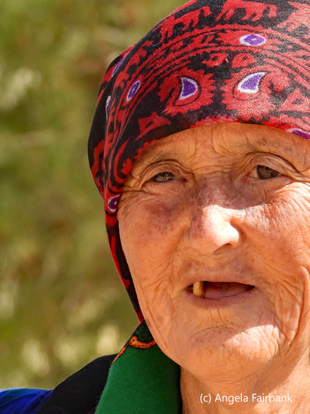 woman with one tooth at Askhabs