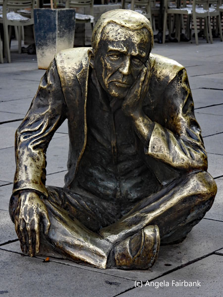 statue of man sitting