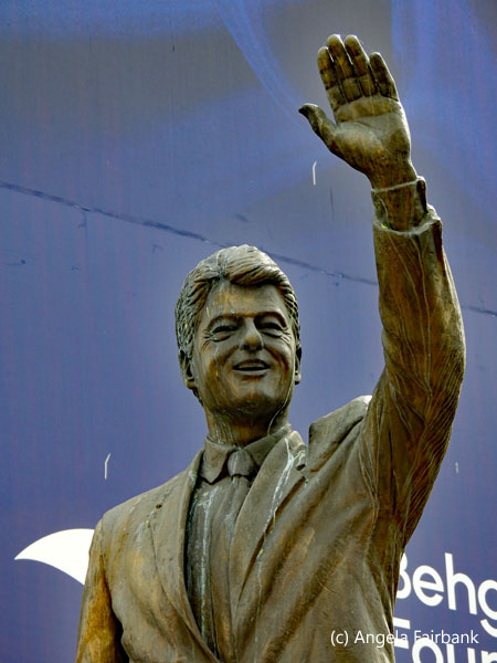 bill clinton statue