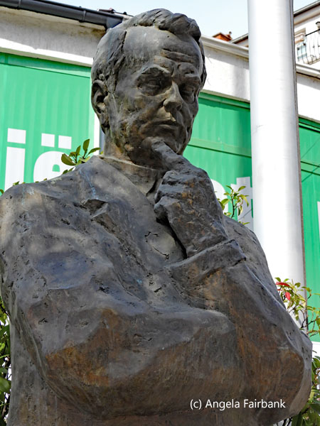 bob dole statue