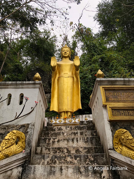 buddha on the way to the Chomsi Stupa