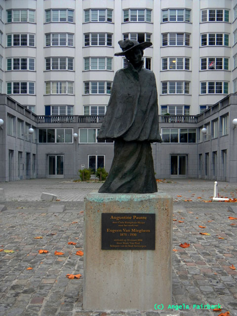 statue at port