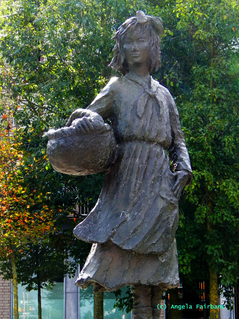 statue near port