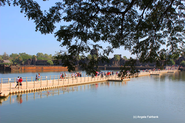 floating bridge toward Angkor Wat 2