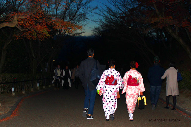 girls in traditional dress at dusk at Kiyomizu Temple