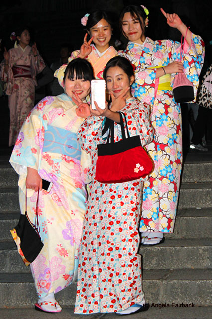 group of 4 girls and selfie at Kiyomizu Temple