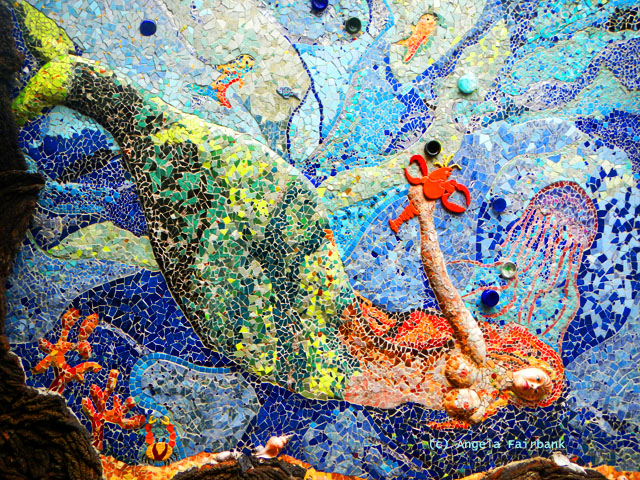 mosaic wall in puerto ayora-3