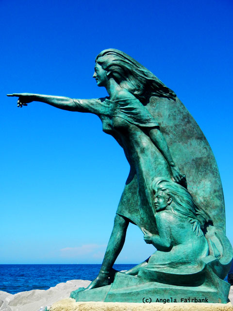 statue of refugees at port
