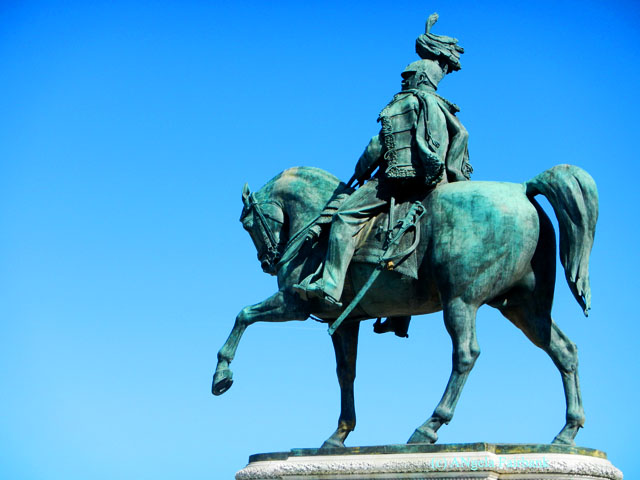 vittorio emmanuele II statue at piazza venezia