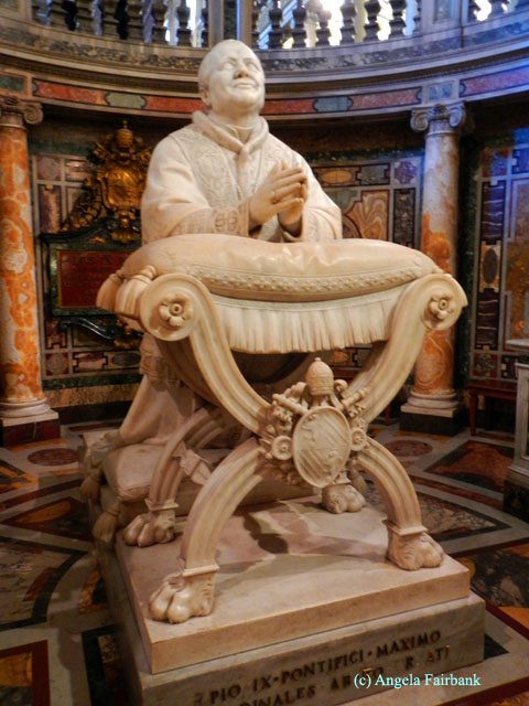 pope pius IX statue in prayer at santa maria maggiore