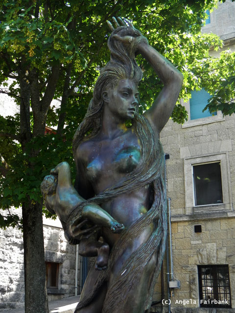 statue