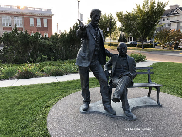 statue of father and son