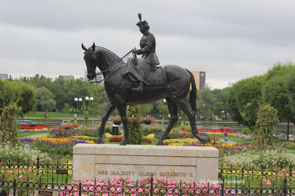 queen elizabeth II on horse statue