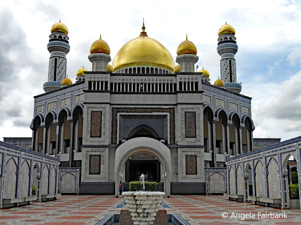 outside of jame'asr hassanil bolkiah mosque