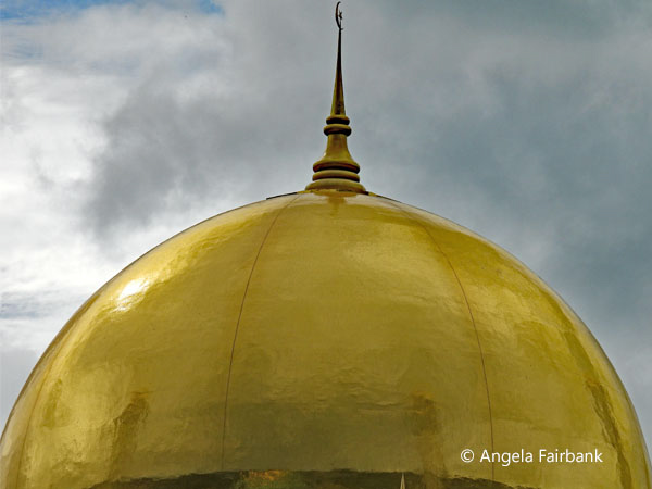 gold mosaic dome of jame'asr hassanil bolkiah mosque 2