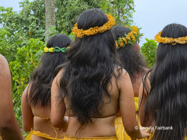 backs of dancing girls 1