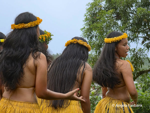 backs of dancing girls 2