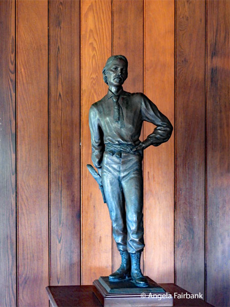 sculpture of RLS with his boots he was buried wearing