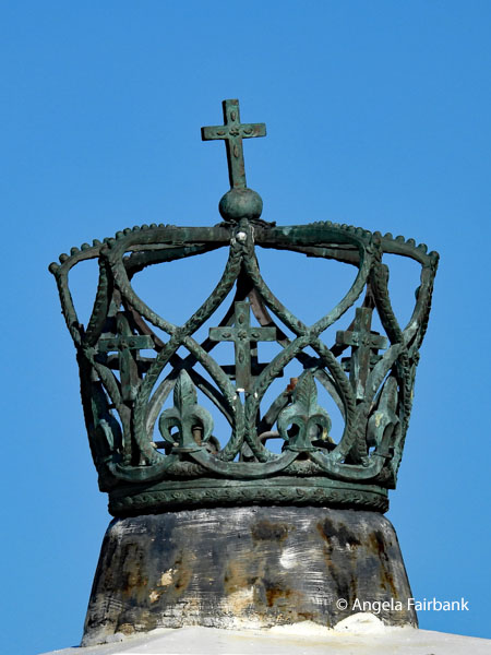 crown on gate of royal palace