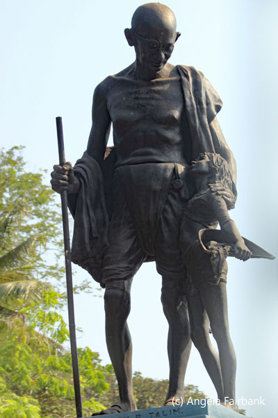 mahatma gandhi statue