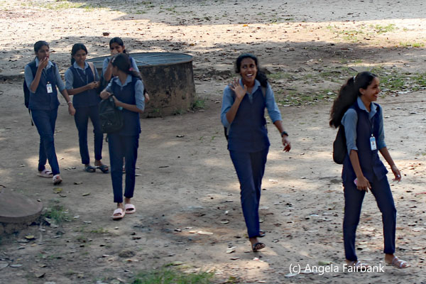 6 school girls