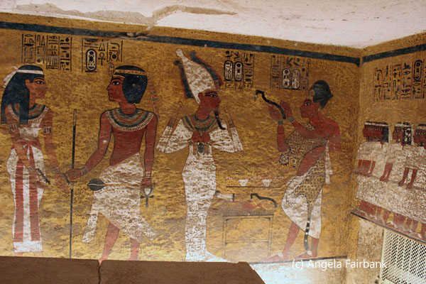 walls around Tut coffin 3