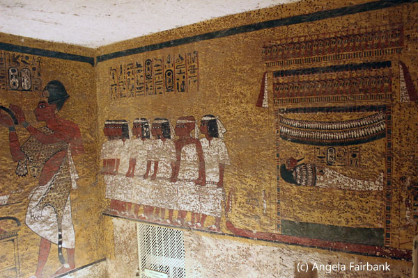 walls around Tut coffin 4